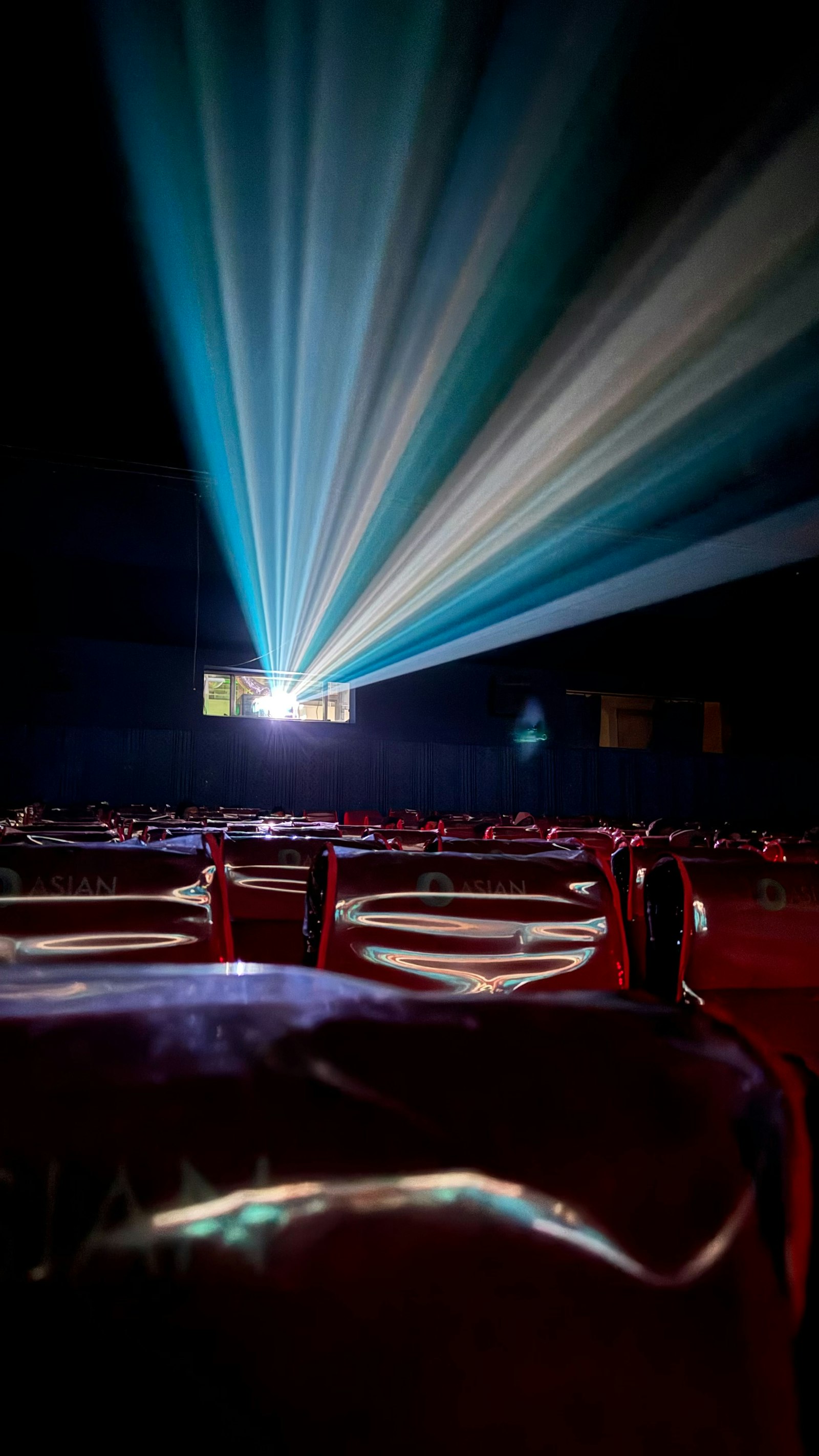 Projektör ışığının aydınlattığı sinema salonu