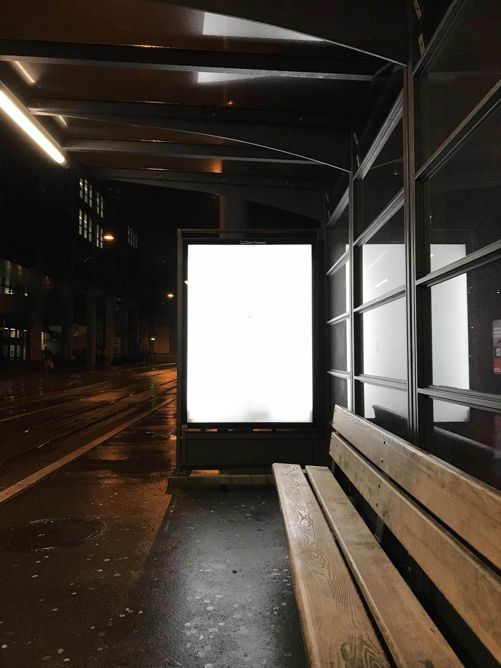 Gece otobüs durağında ışıklı reklam panosu